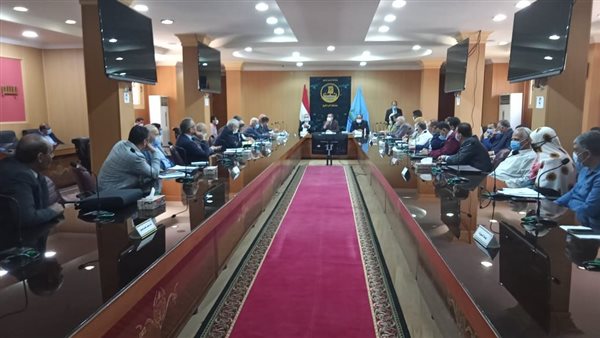 محافظ كفرالشيخ يجتمع