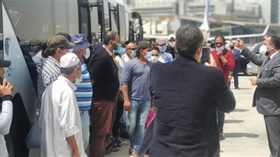 مساعد وزير الخارجية يستقبل الصيادين المصريين العائدين من إريتريا (صور)