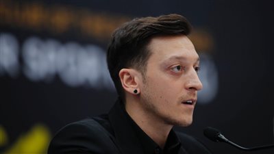 تغريدة غامضة من أوزيل عقب خماسية مانشستر سيتي في شباك أرسنال