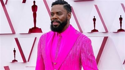 أول إطلالة غريبة على السجادة الحمراء لجوائز الأوسكار بدورته الـ93