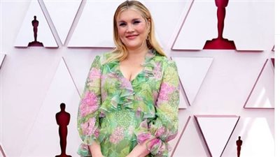 إيميرالد فينيل تستعرض حملها على السجادة الحمراء لحفل توزيع الأوسكار 2021
