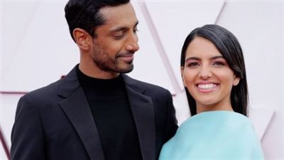 أوسكار 2021.. لفتة رومانسية لريز أحمد مع زوجته فاطيما على السجادة الحمراء(فيديو)