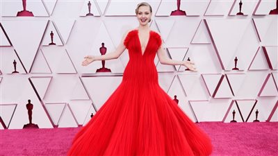 أماندا سيفريد ودانيال كالويا يصلان حفل توزيع جوائز الأوسكار 2021