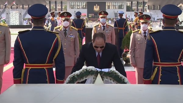 السيسي يضع إكليل