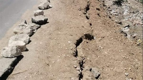 هبوط أرضي بطريق قرية