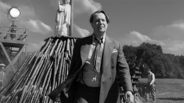 Mank  يحصد جائزتي