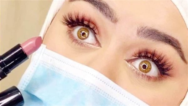 أحمر الشفاه مع ارتداء