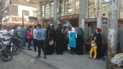 تزاحم المواطنين أمام 