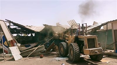 حملة مكبرة لإزالة الإشغالات بمجمع مواقف قنا (صور)