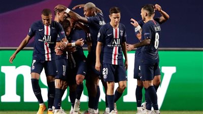 جماهير باريس سان جيرمان تستقبل حافلة الفريق بالشماريخ (فيديو)