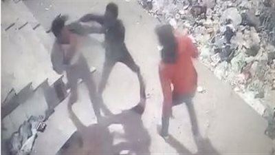 لحظة مقتل عامل نظافة على يد شابين بشبرا الخيمة (فيديو)