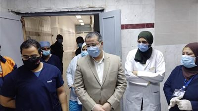 مدير بنها الجامعي يتفقد أقسام الطوارئ.. ويوجه بتوفير سبل الراحة للمرضى (صور) 