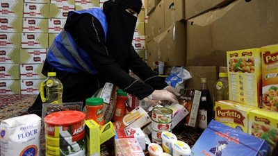 للتوثيق أم للشهرة؟.. تصوير المساعدات الخيرية تثير الجدل بين مؤيد ومعارض