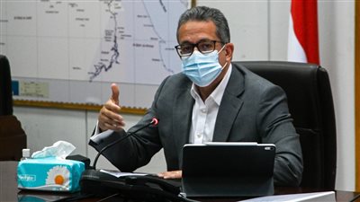 العناني يناقش سبل دفع الحركة السياحية مع مسؤولي 