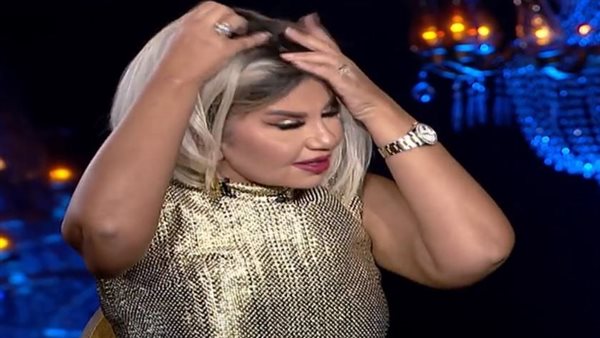 بوسي شلبي تخلع الباروكة