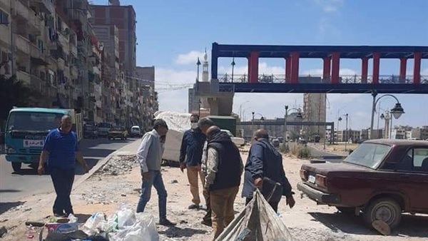 مطاردة نباشين القمامة