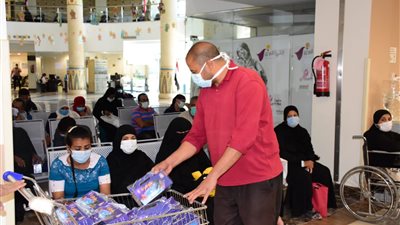 محافظ الوادي الجديد يهدي 1700 علبة تمر لمرضى شفاء الأورمان بالأقصر