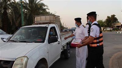 مبادرة شرطية لإفطار الصائمين على الطرق