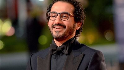 أحمد حلمي يحتفل بعيد الأب بصورة بورتريه لوالده قبل 25 عامًا