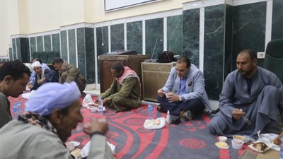 رئيس مدينة ملوى يشارك عمال النظافة في إفطار جماعي