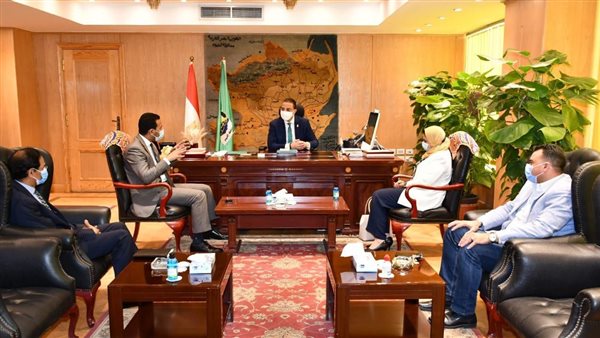 محافظ الفيوم يناقش