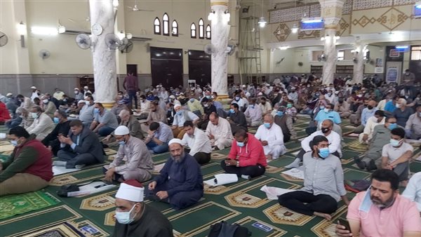 مئات المصريين في