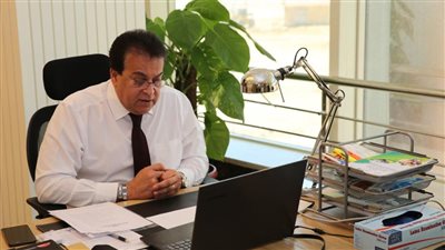 بالتزامن مع زيادة إصابات كورونا.. وزير التعليم العالي يوجه بتوفير كافة الاحتياجات بالمستشفيات الجامعية