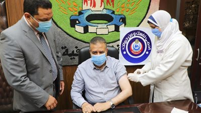 محافظ المنوفية يتلقى لقاح كورونا ويناشد المواطنين بسرعة التسجيل