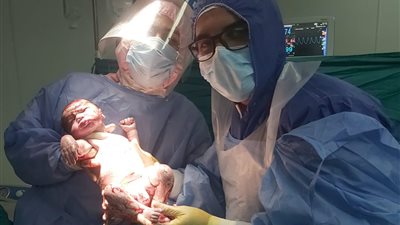عانت من العقم 14 عامًا.. نجاح ولادة قيصرية لأم مصابة بكورونا في مستشفى العزل بالمنصورة (صور)