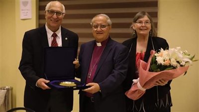 الكنيسة الأنجليكانية تُكرم طبيبًا أجرى 900 عملية جراحية بعد عودته من كندا لتدريب الأطباء