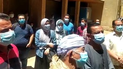 اتهام مركز الحضري لتطعيمات كورونا في سوهاج بالتقاعس.. ويرد: الأعداد كبيرة (فيديو)