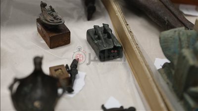 ننشر الصور الأولى لمجموعة من القطع المعدنية داخل معامل المتحف المصري الكبير