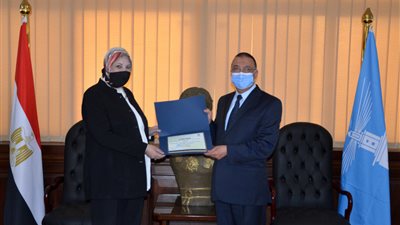 لجهودهم المتميزة بنطاق أحيائهم.. محافظ الإسكندرية يكرم رئيسي حي غرب والمنتزه أول