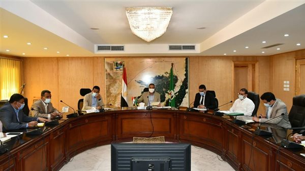 محافظ الفيوم يناقش