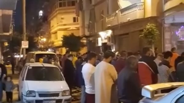 غلق المصلين للشارع