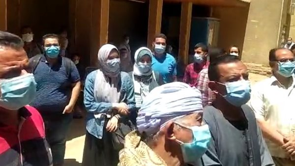 تجمع أمام مركز الحضري