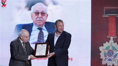 الأهلي يكرم محمود فهمي ويمنحه القلادة الذهبية