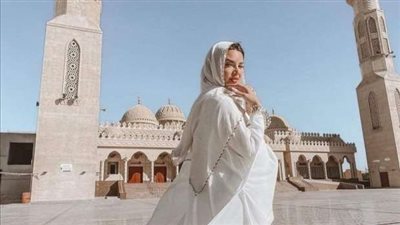 الراقصة جوهرة تثير الجدل بعد جلسة تصوير أمام أكبر مساجد الغردقة 