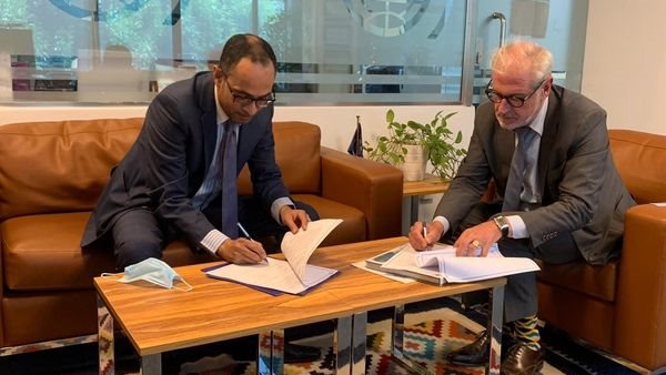 توقيع عقد تعاون بين