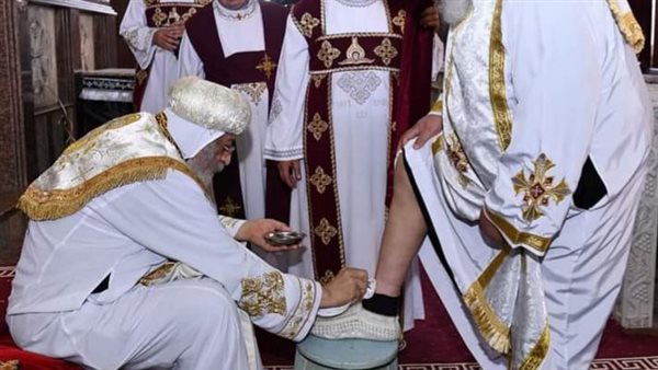 البابا تواضروس يغسل