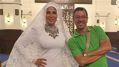 مصمم فستان منى زكي في 