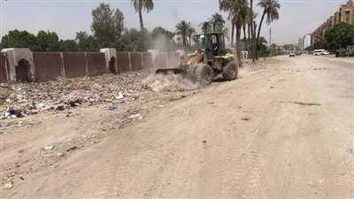 لمنع انتشار كورونا.. تنفيذ حملة مكبرة للنظافة ورفع المخلفات بجوار سور جامعة الأزهر بأسيوط