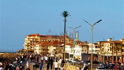 بعد غلق الشواطئ أمام المواطنين.. زحام كبير بممشى اللسان برأس البر
