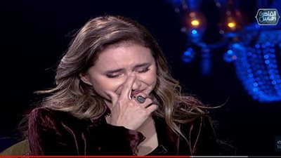 نيللي كريم باكية: 