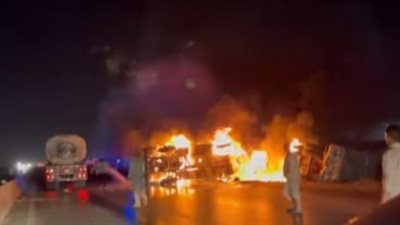 اشتعال النيران بسيارة نقل عقب انقلابها على الدائري الإقليمي تجاه مدخل العبور (فيديو)