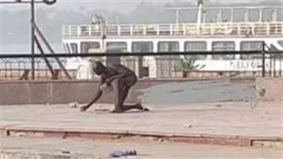 القبض على مريض نفسي متجردًا من ملابسه يطارد المواطنين بأسوان