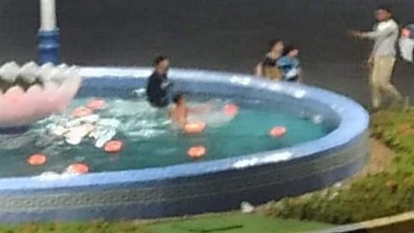 أطفال يسبَحون في