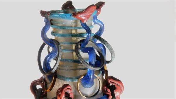 إناء مصنوع من الزجاج