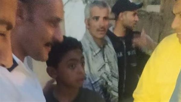 طفل يعبث ببلف الخطر