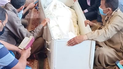 تشييع جثمان فقيد الحركة العمالية محمد وهب الله من مسجد عمرو بن العاص إلى مثواه الأخير (صور)